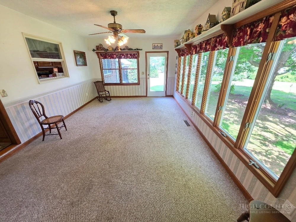 Image number 8 for the current listing