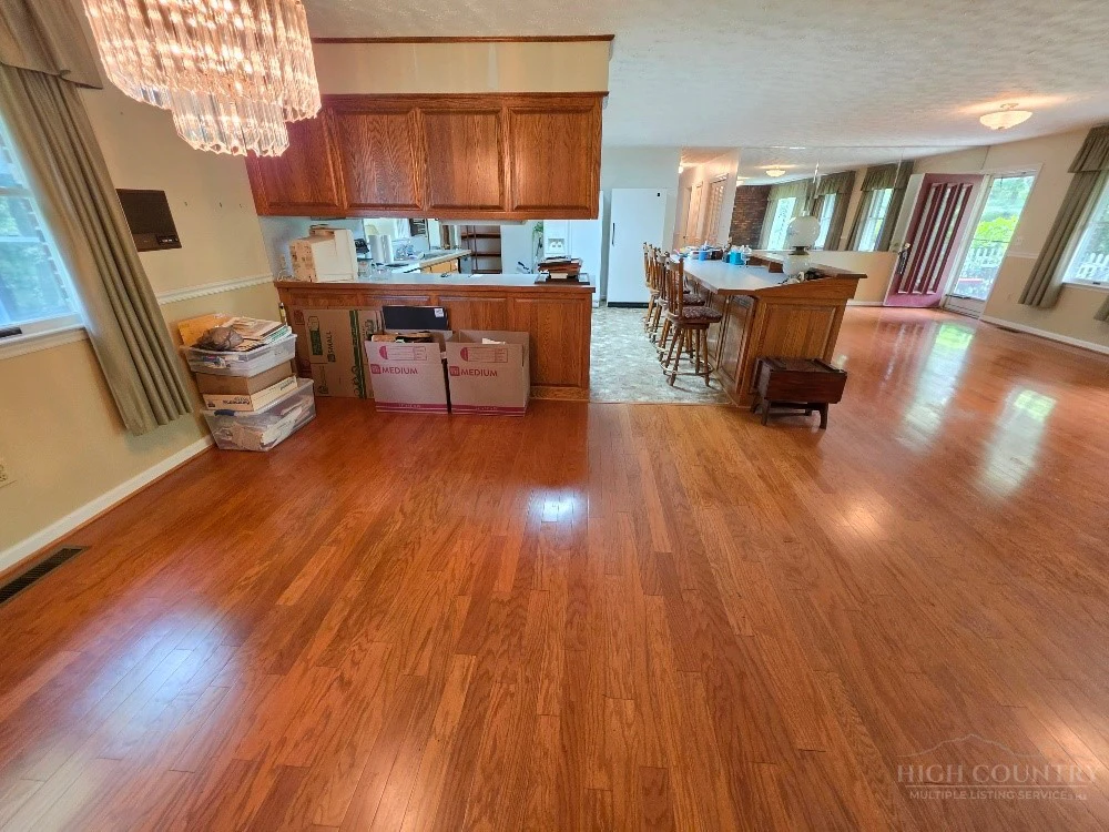 Image number 9 for the current listing