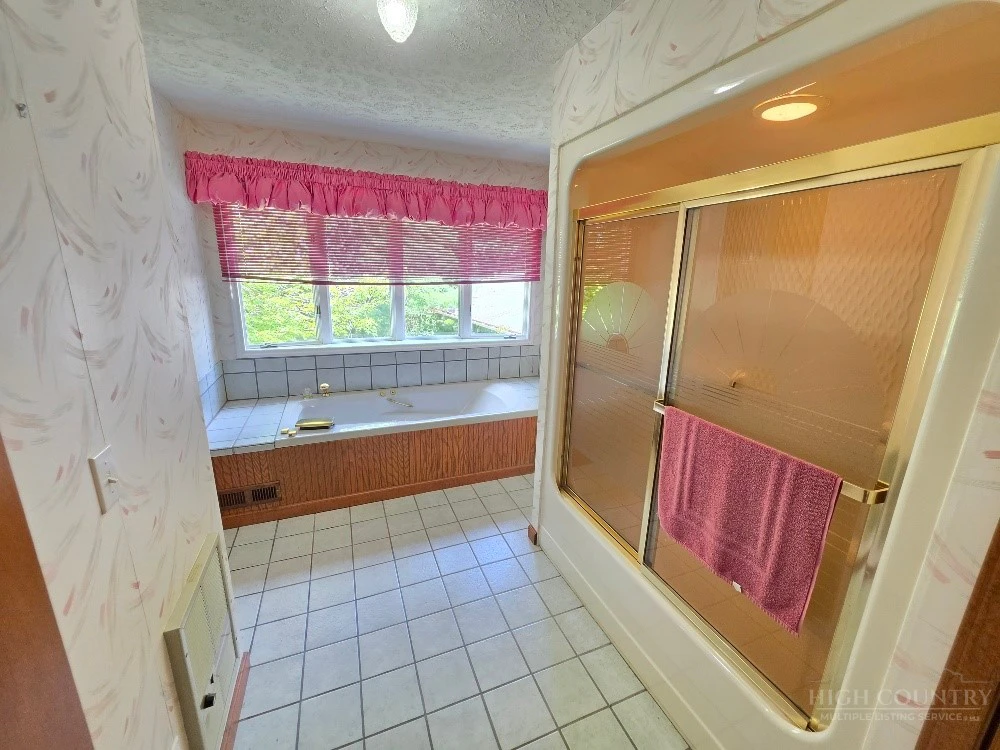 Image number 13 for the current listing