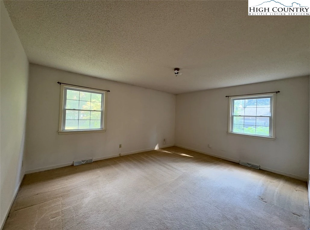 Image number 14 for the current listing