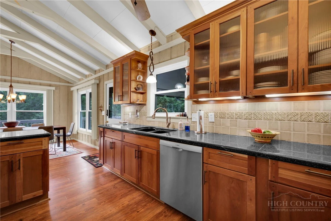 Image number 6 for the current listing