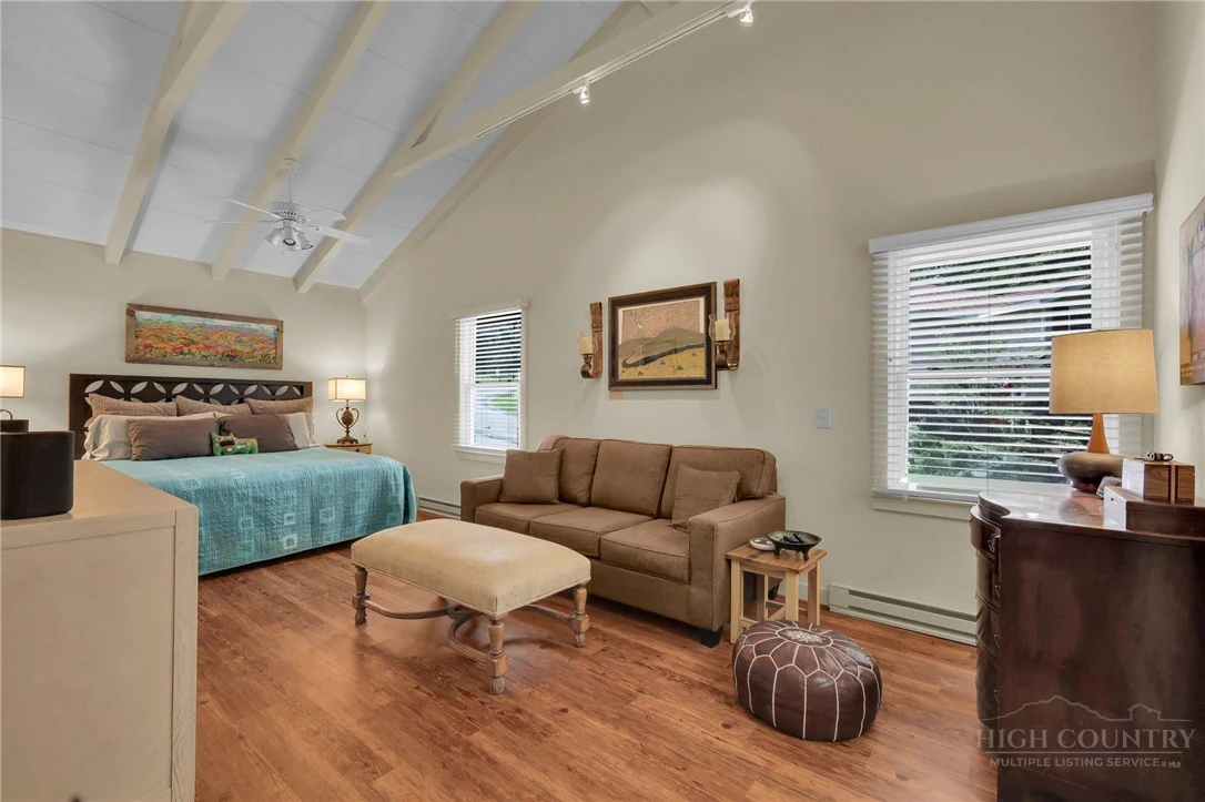 Image number 15 for the current listing