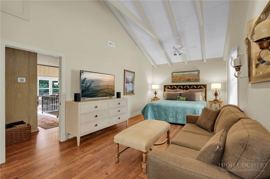Image number 16 for the current listing