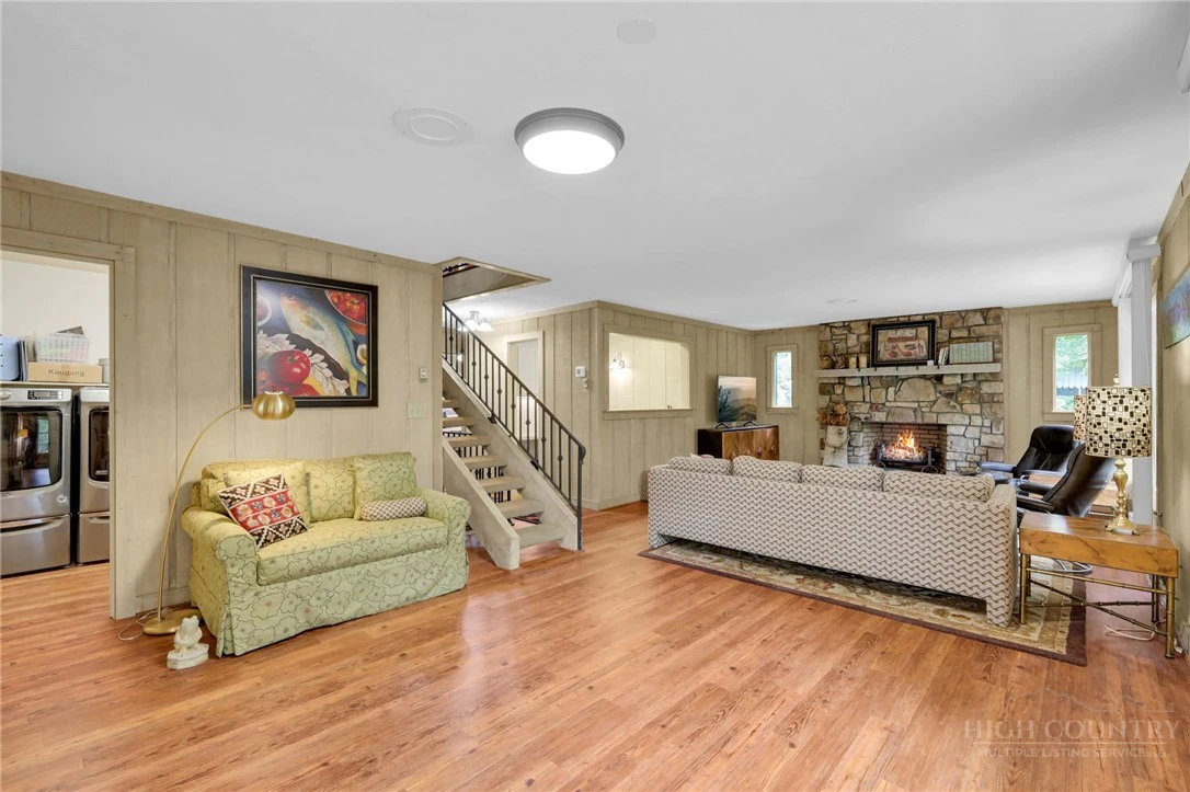Image number 21 for the current listing