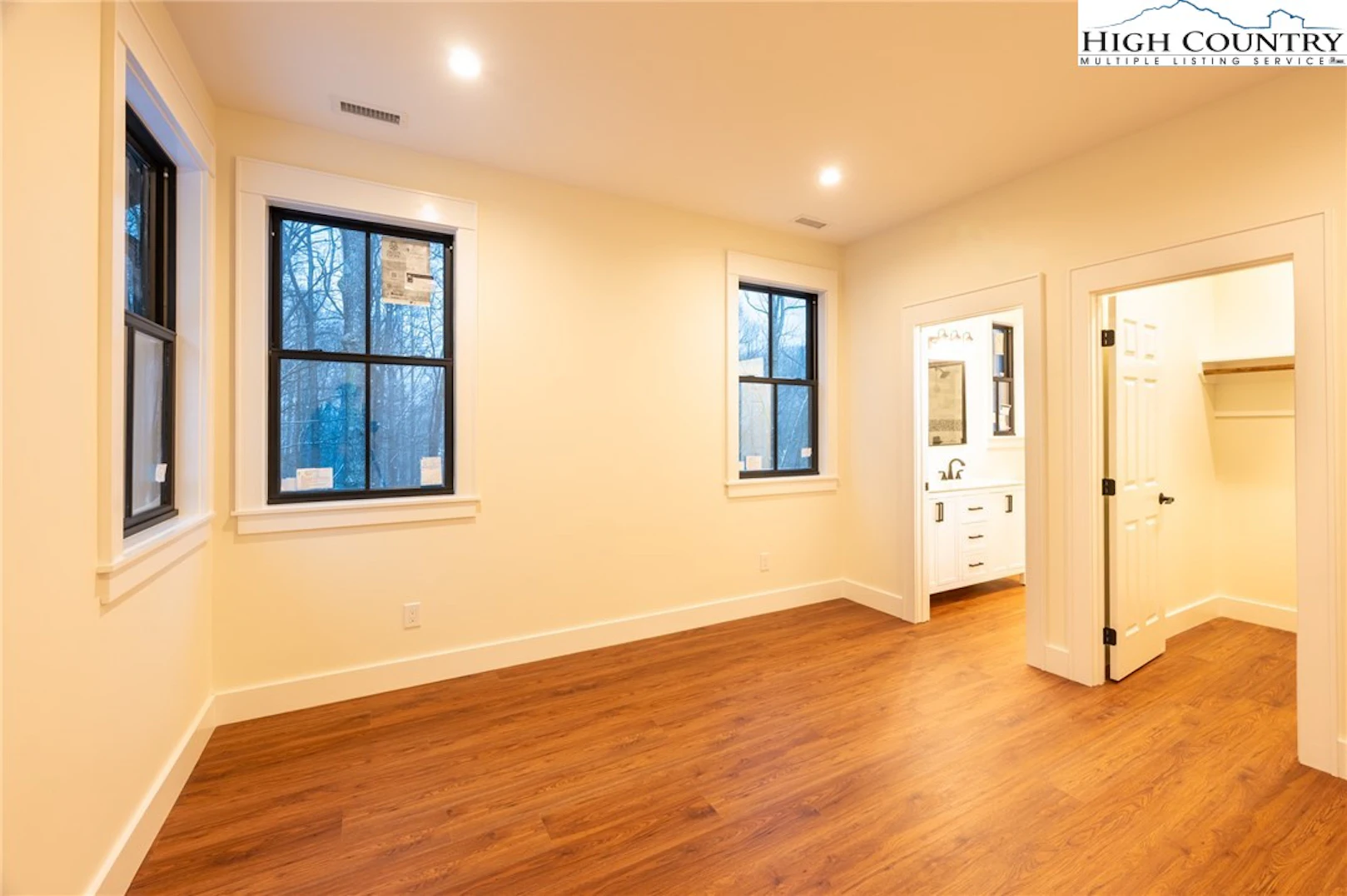 Image number 10 for the current listing