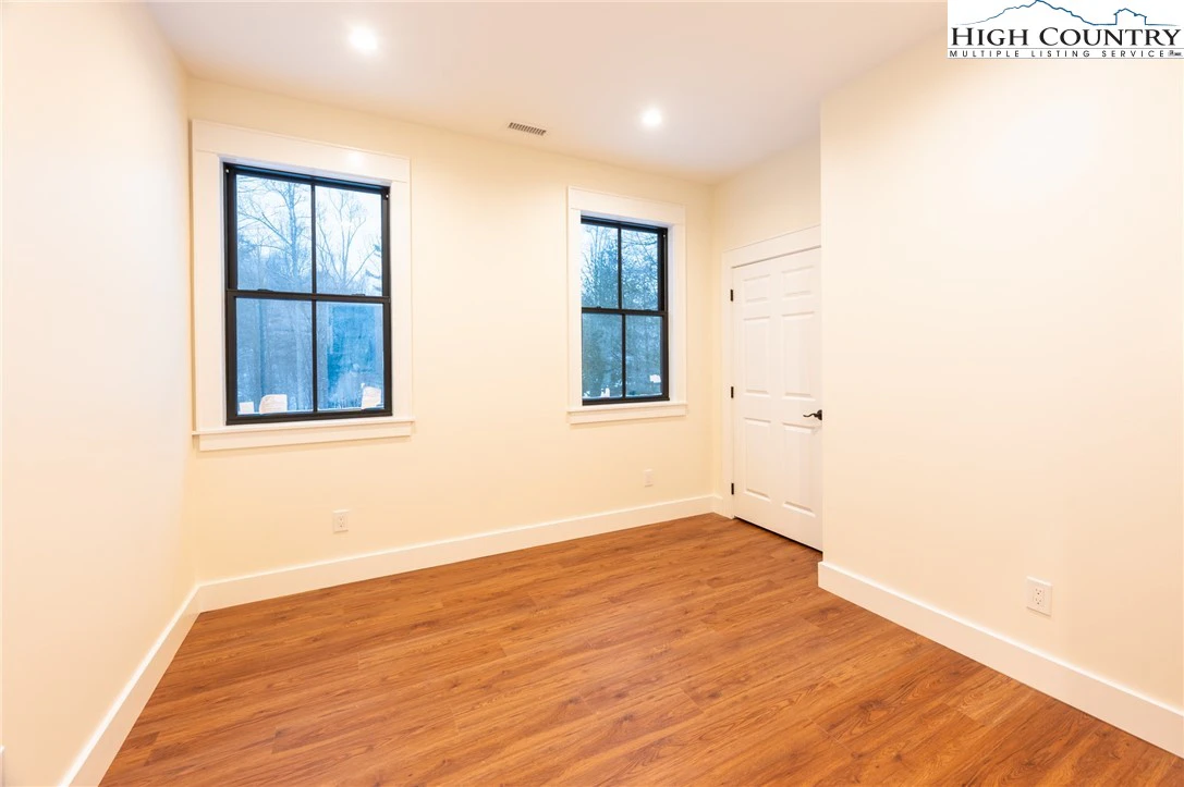 Image number 4 for the current listing