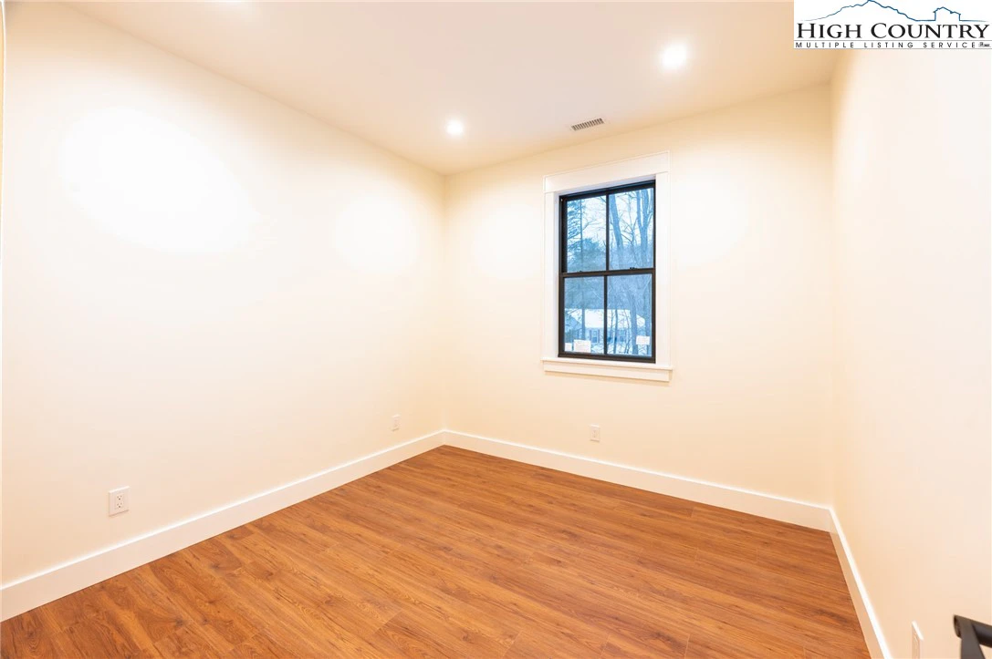 Image number 5 for the current listing