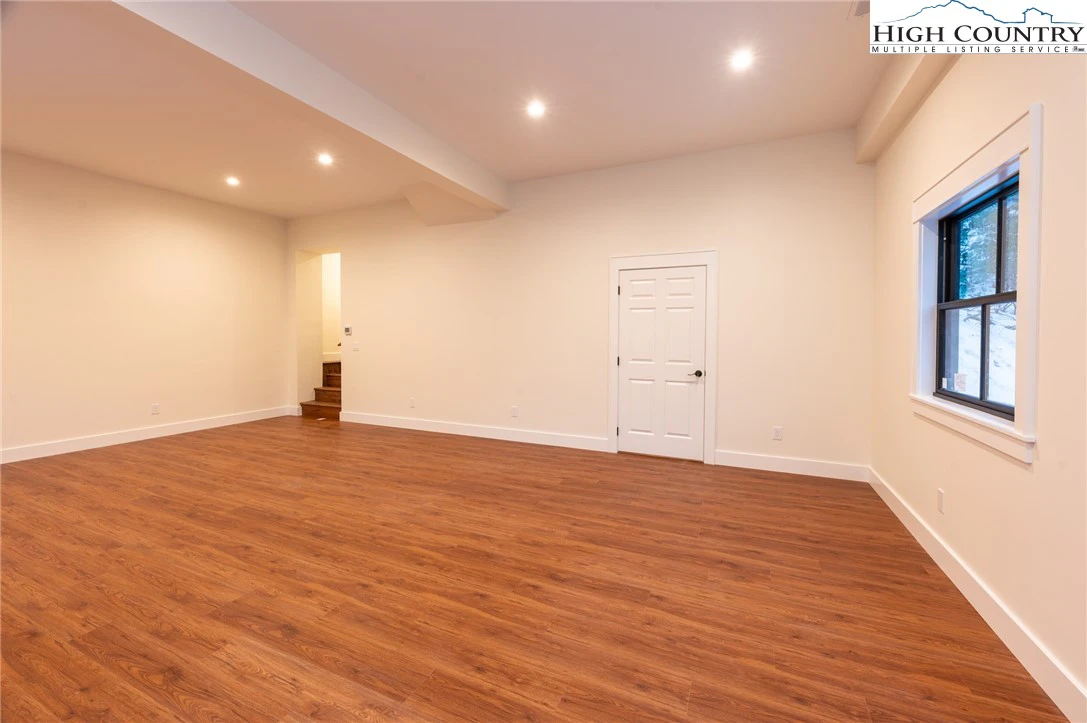 Image number 8 for the current listing