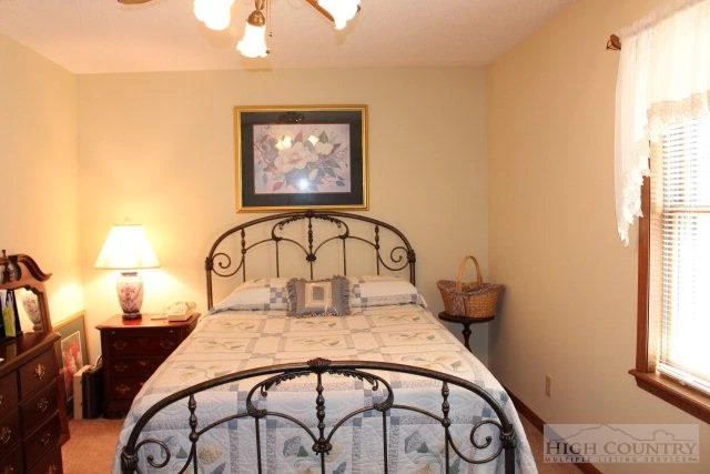 Image number 17 for the current listing