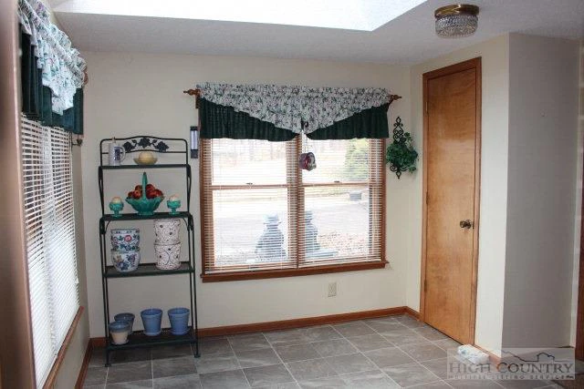Image number 13 for the current listing