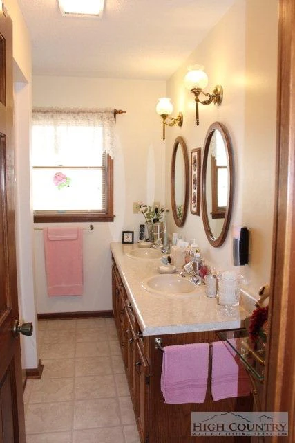 Image number 20 for the current listing