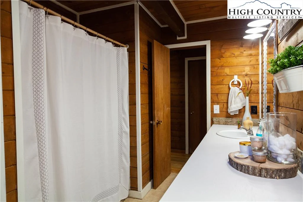 Image number 20 for the current listing