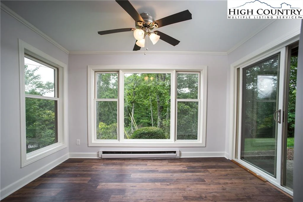 Image number 14 for the current listing