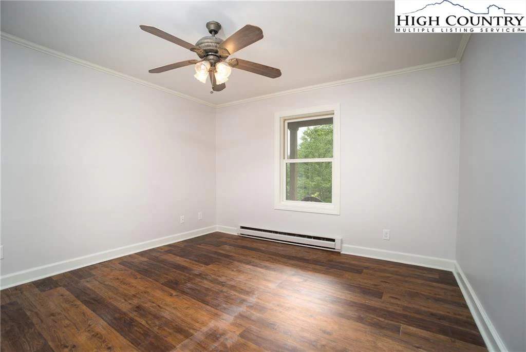Image number 2 for the current listing