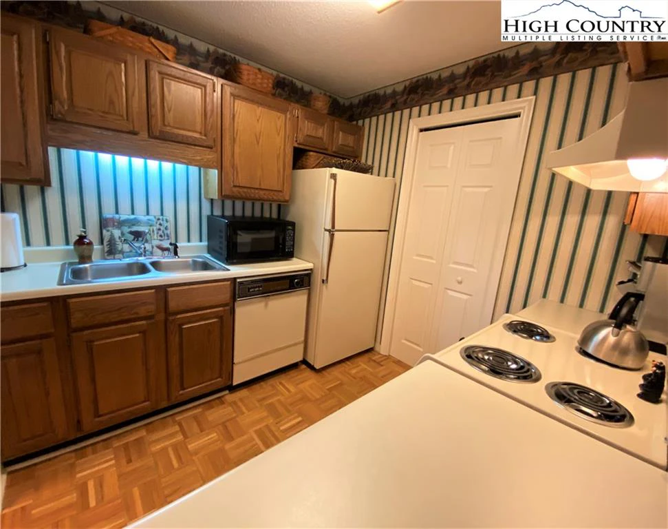 Image number 11 for the current listing