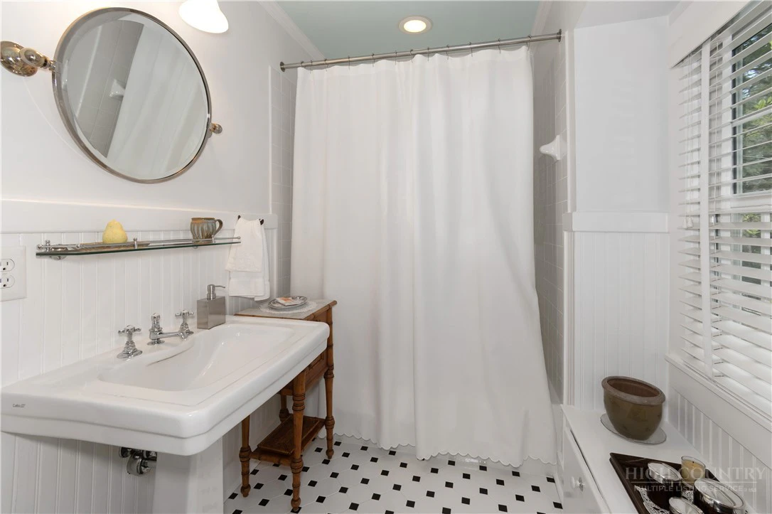 Image number 15 for the current listing