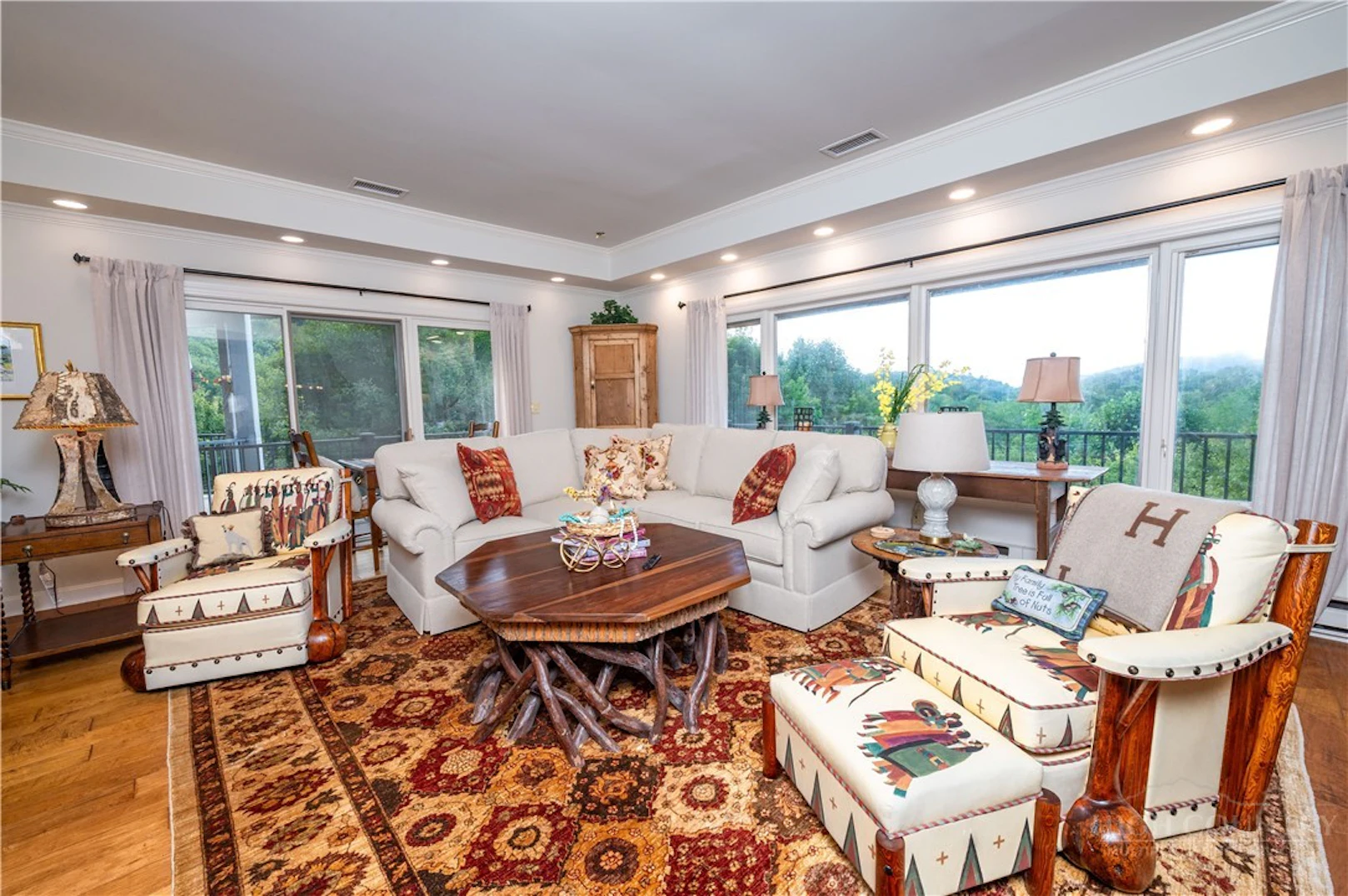 Image number 4 for the current listing