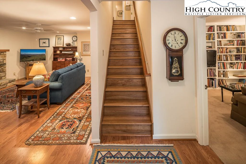 Image number 14 for the current listing