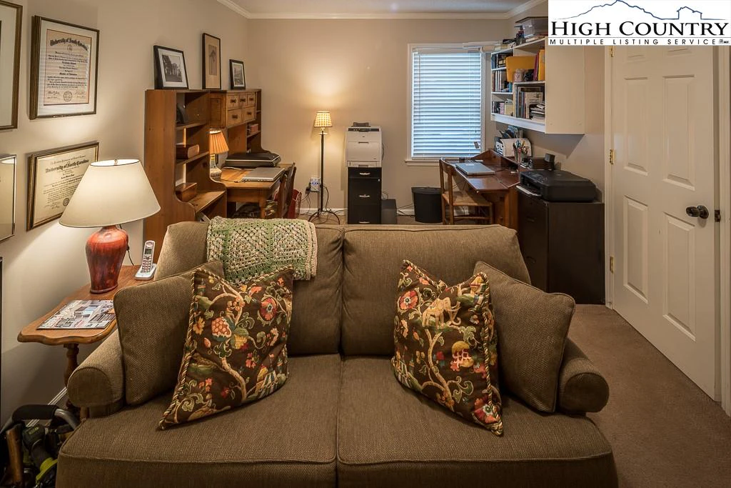 Image number 4 for the current listing