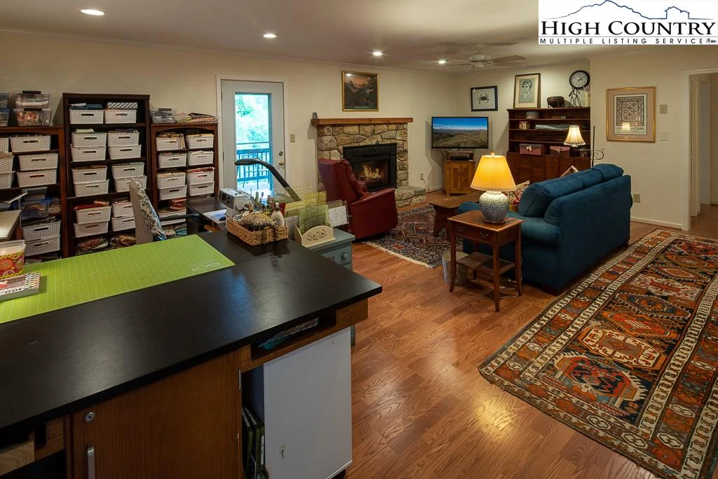 Image number 5 for the current listing