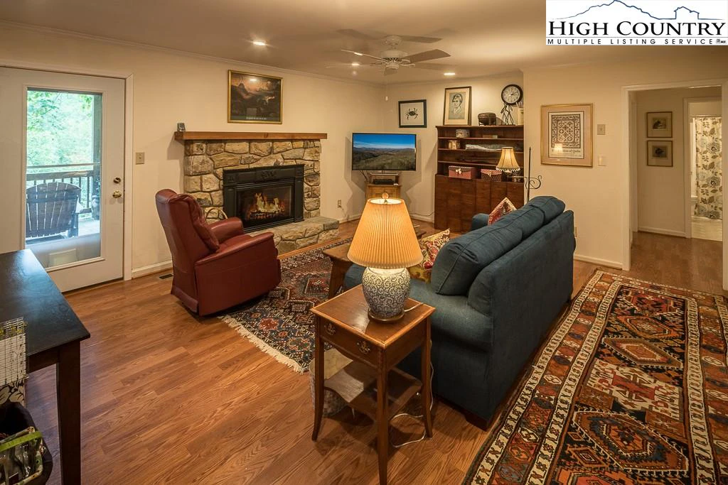 Image number 6 for the current listing