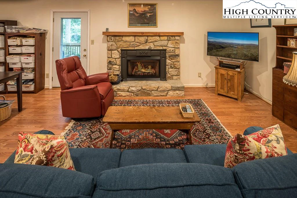 Image number 7 for the current listing