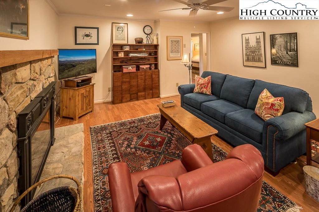 Image number 8 for the current listing