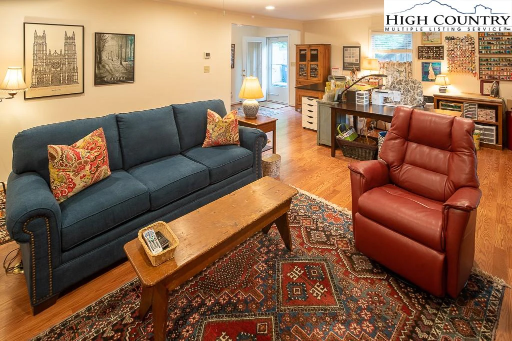 Image number 9 for the current listing