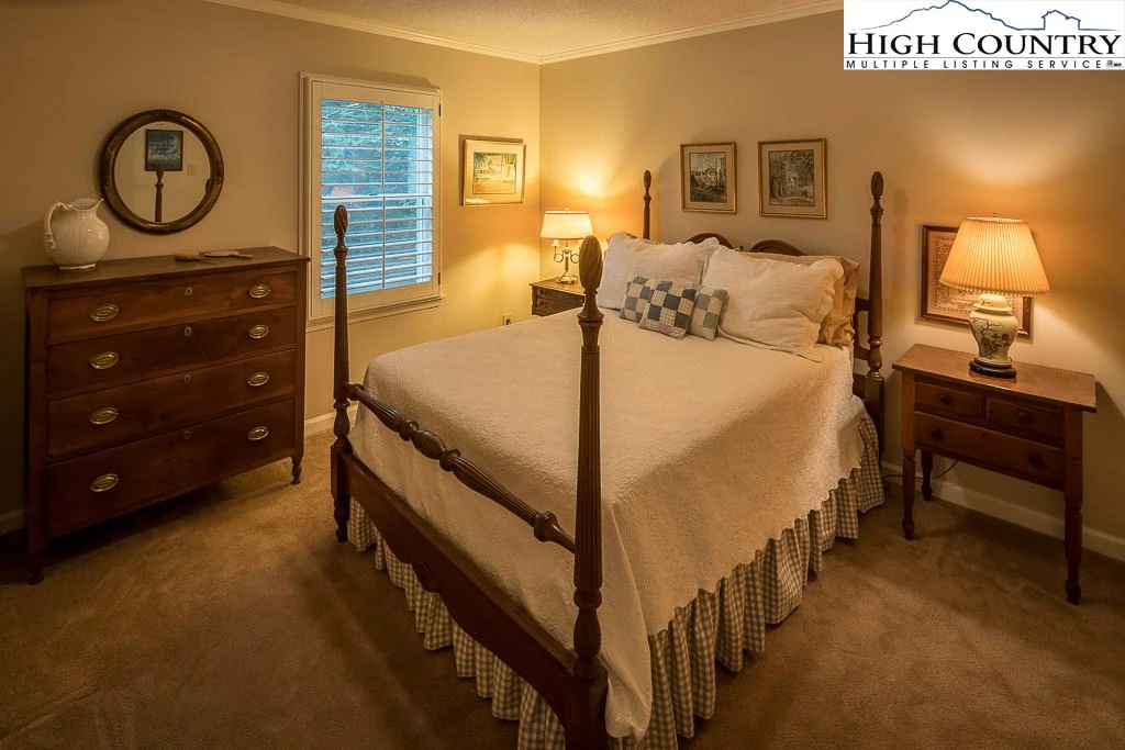 Image number 11 for the current listing