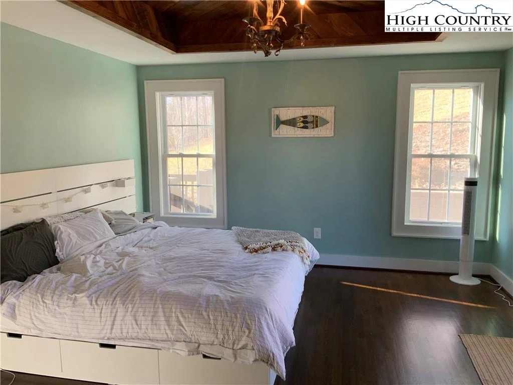 Image number 4 for the current listing