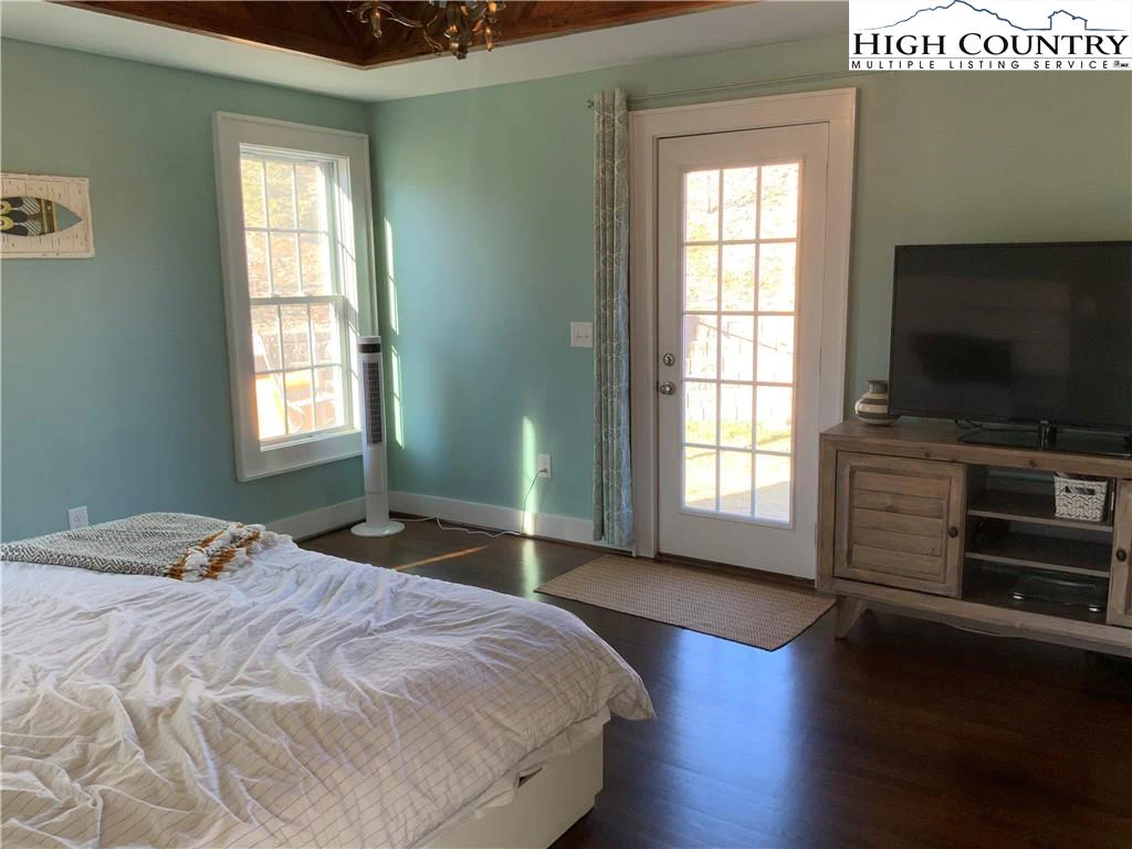 Image number 5 for the current listing