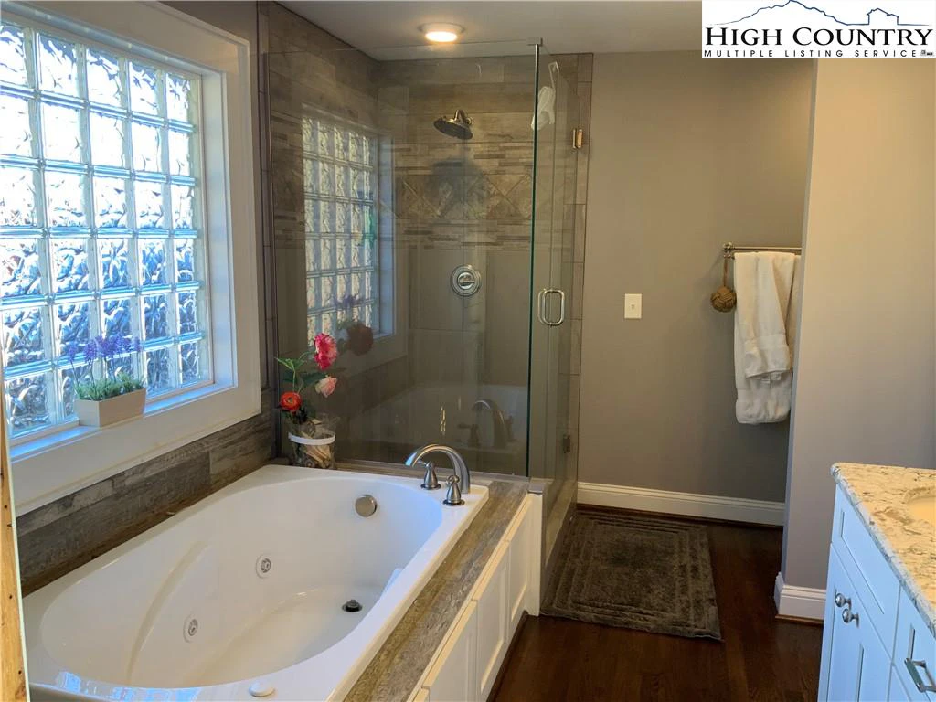 Image number 6 for the current listing