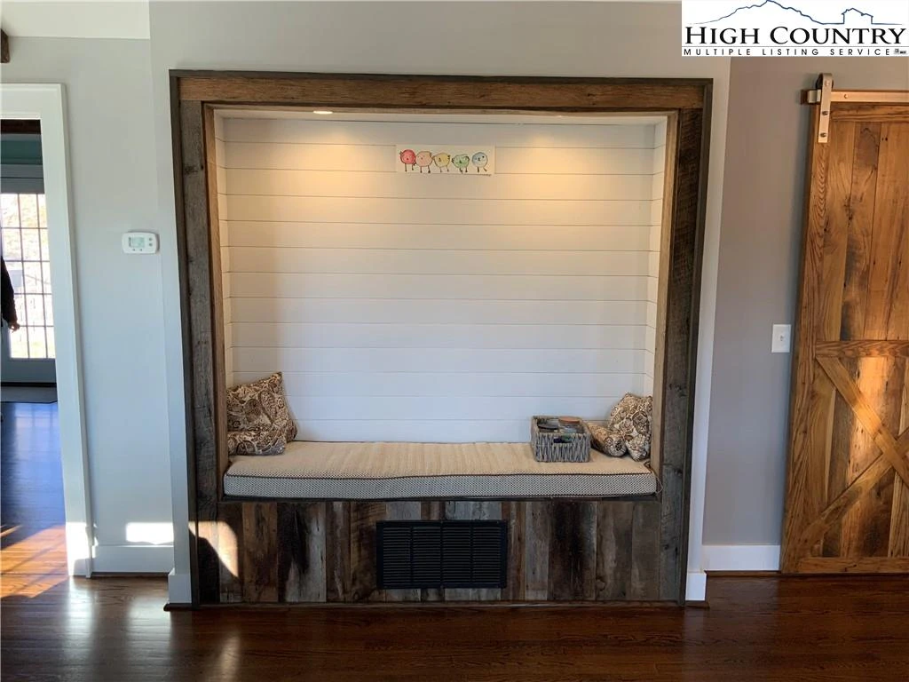 Image number 12 for the current listing