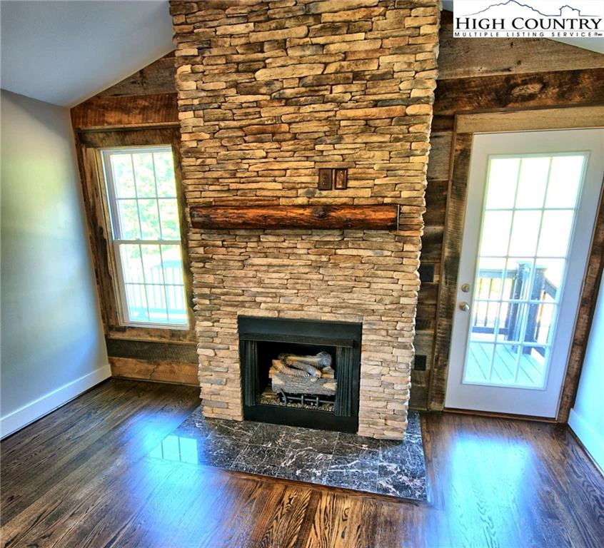 Image number 14 for the current listing