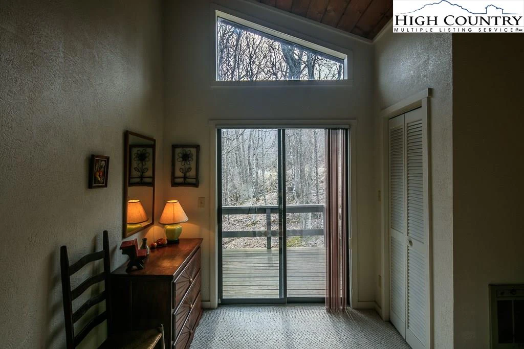 Image number 4 for the current listing