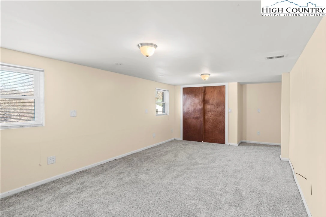 Image number 9 for the current listing