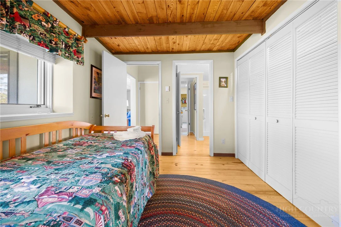 Image number 13 for the current listing