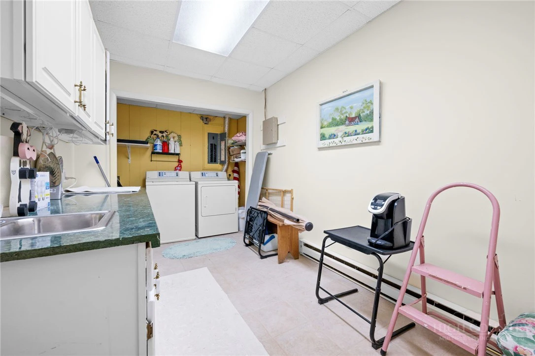 Image number 15 for the current listing