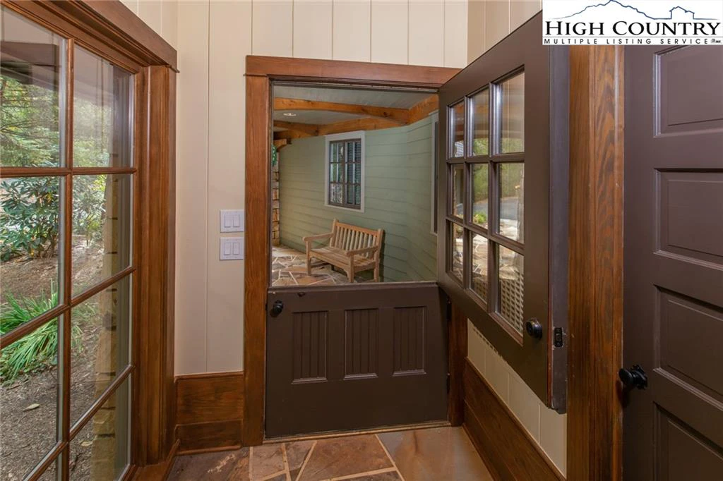 Image number 4 for the current listing