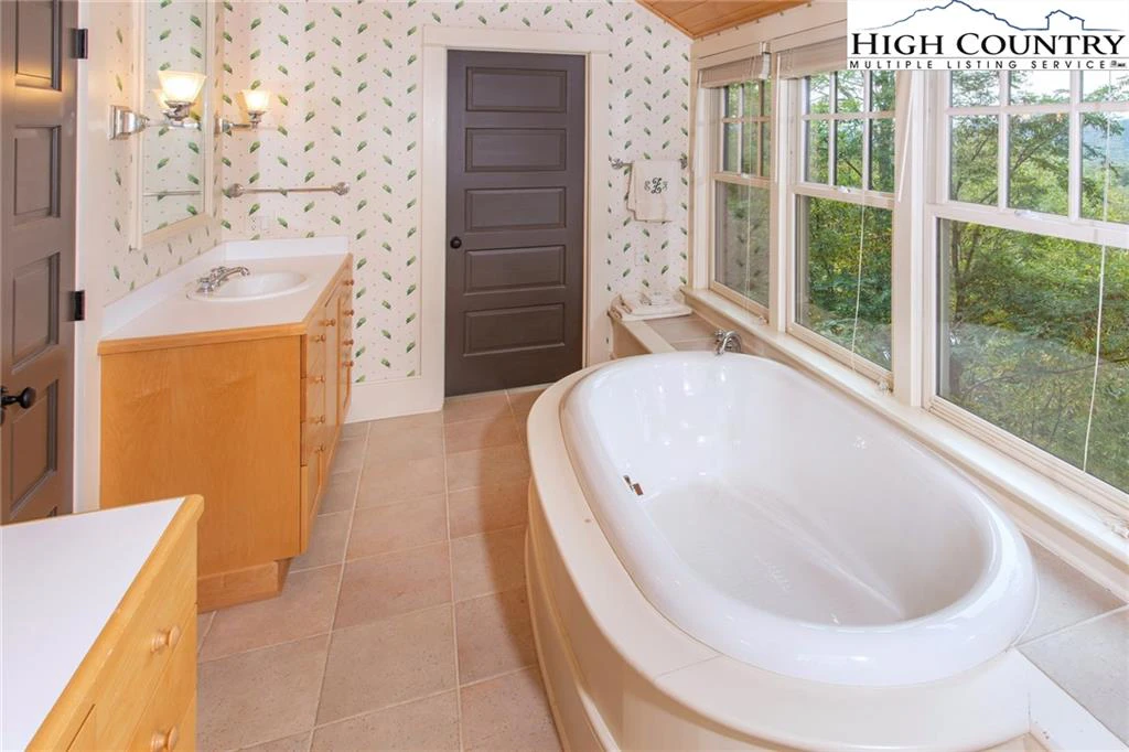 Image number 11 for the current listing