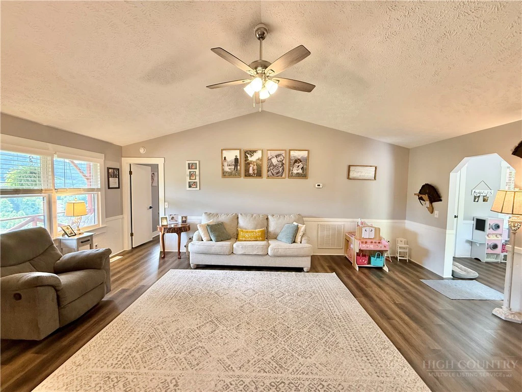Image number 4 for the current listing