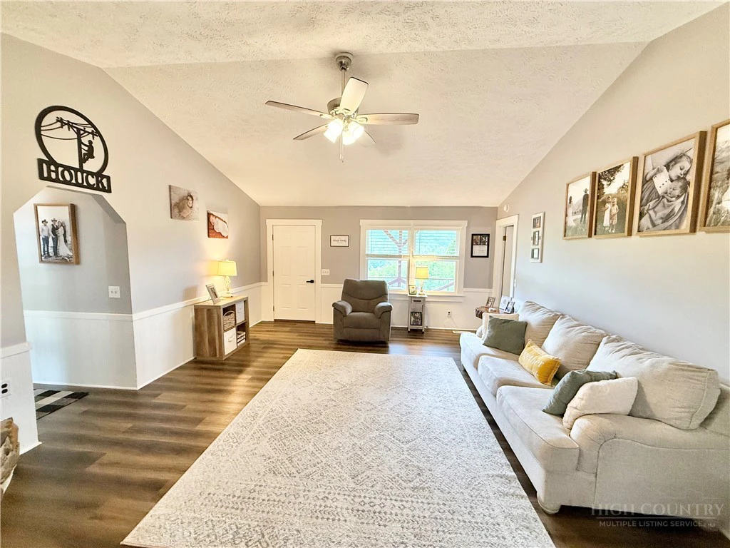 Image number 5 for the current listing