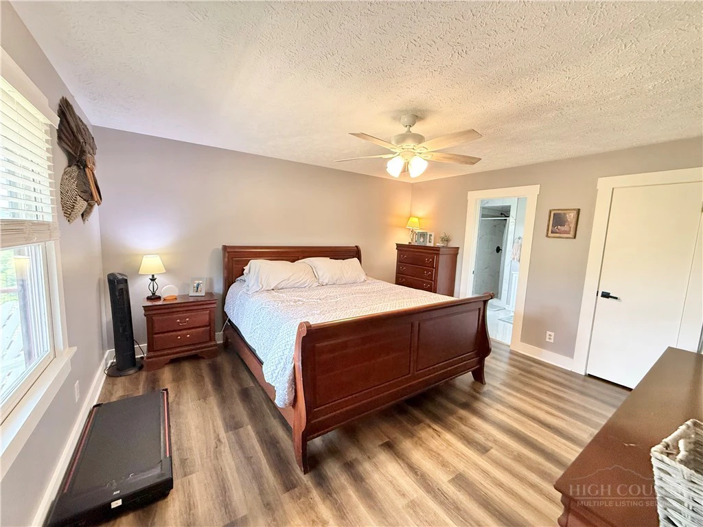 Image number 11 for the current listing
