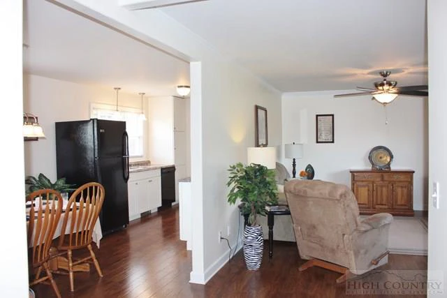 Image number 7 for the current listing