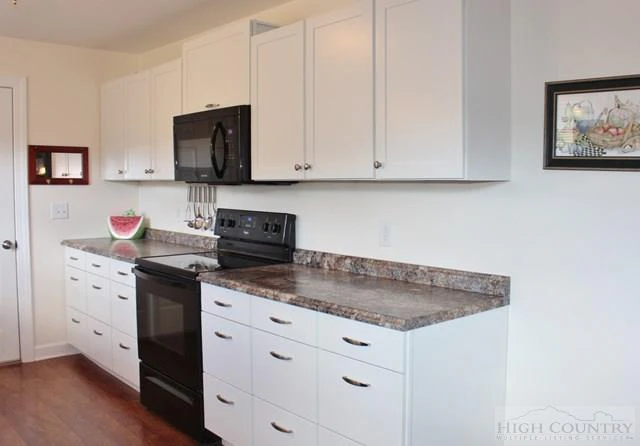 Image number 3 for the current listing