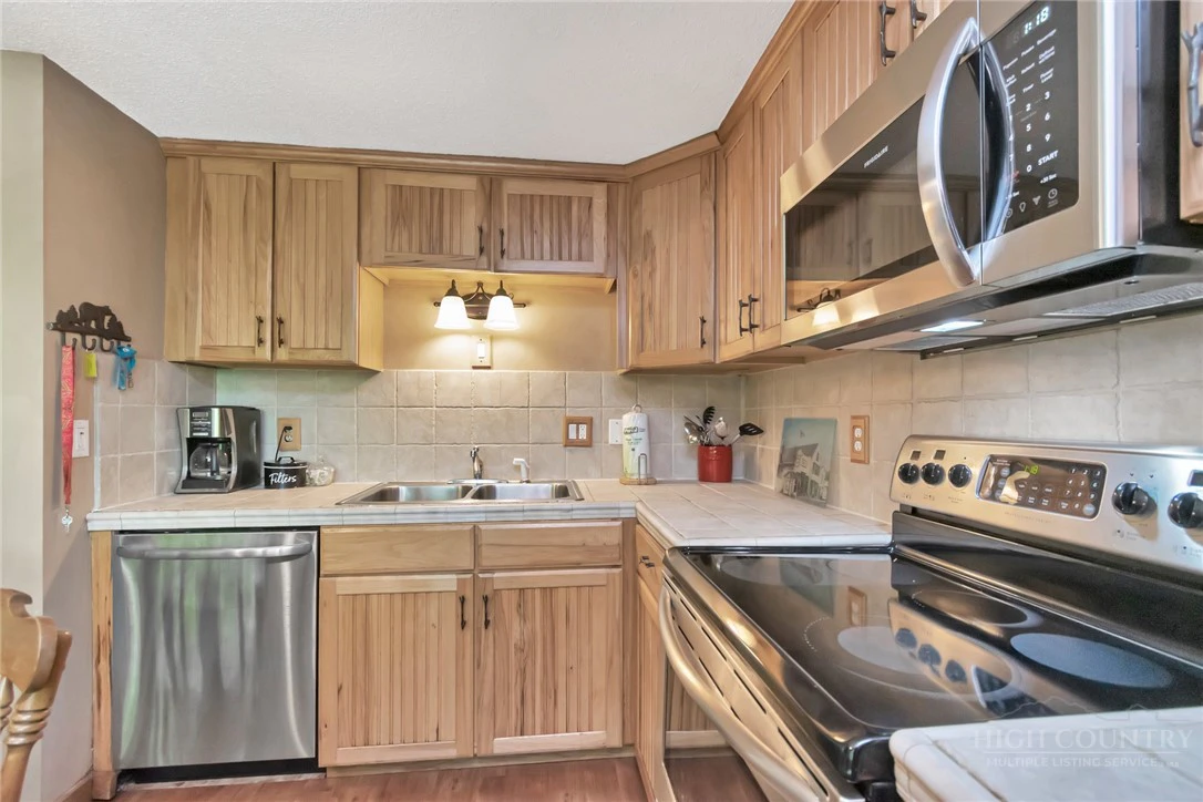 Image number 13 for the current listing