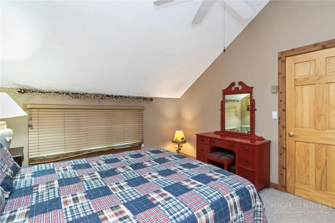 Image number 18 for the current listing