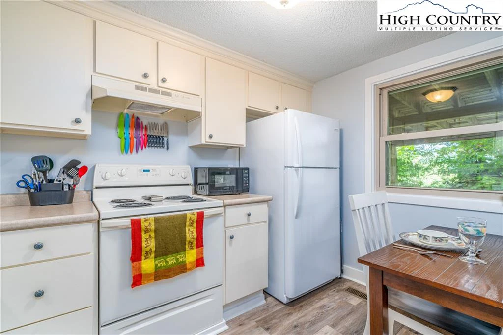 Image number 16 for the current listing