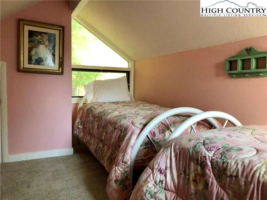 Image number 11 for the current listing