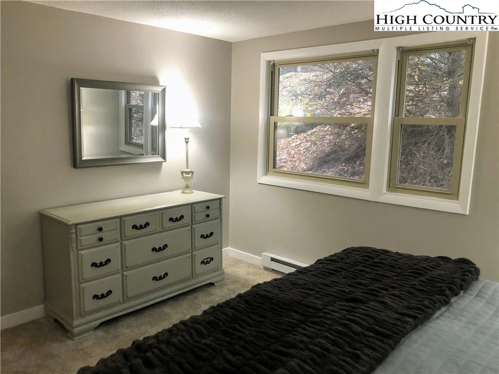 Image number 13 for the current listing